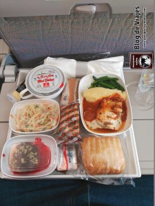 Menú en Emirates, con todo tipo de alimentos, puedes seleccionar tu menú a la hora de la compra del billete.