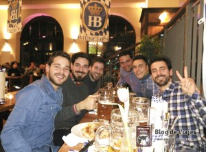 Disfrutando de los manjares alemanes en la Cervecería Hofbräu