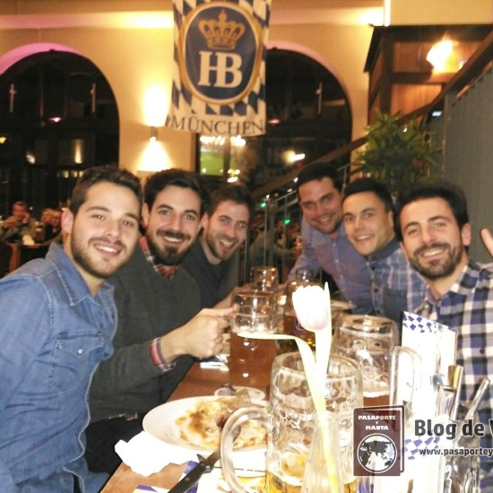 Disfrutando de los manjares alemanes en la Cervecería Hofbräu