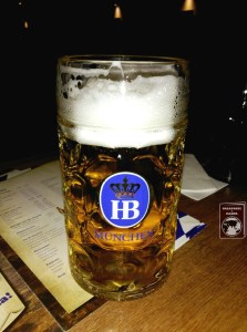 Cerveza de litro en la Cervecería Restaurante Hofbräu