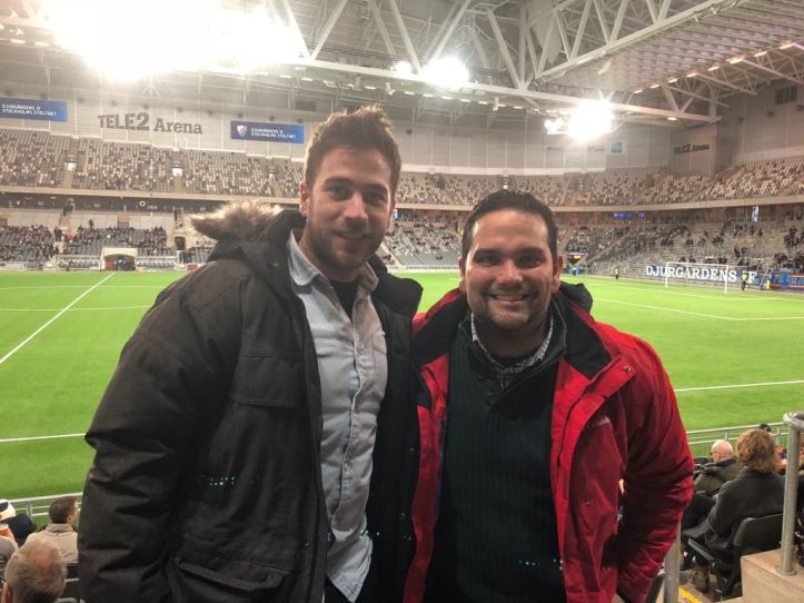 Disfrutando de fútbol a cubierto en el Tele 2 Arena de Estocolmo